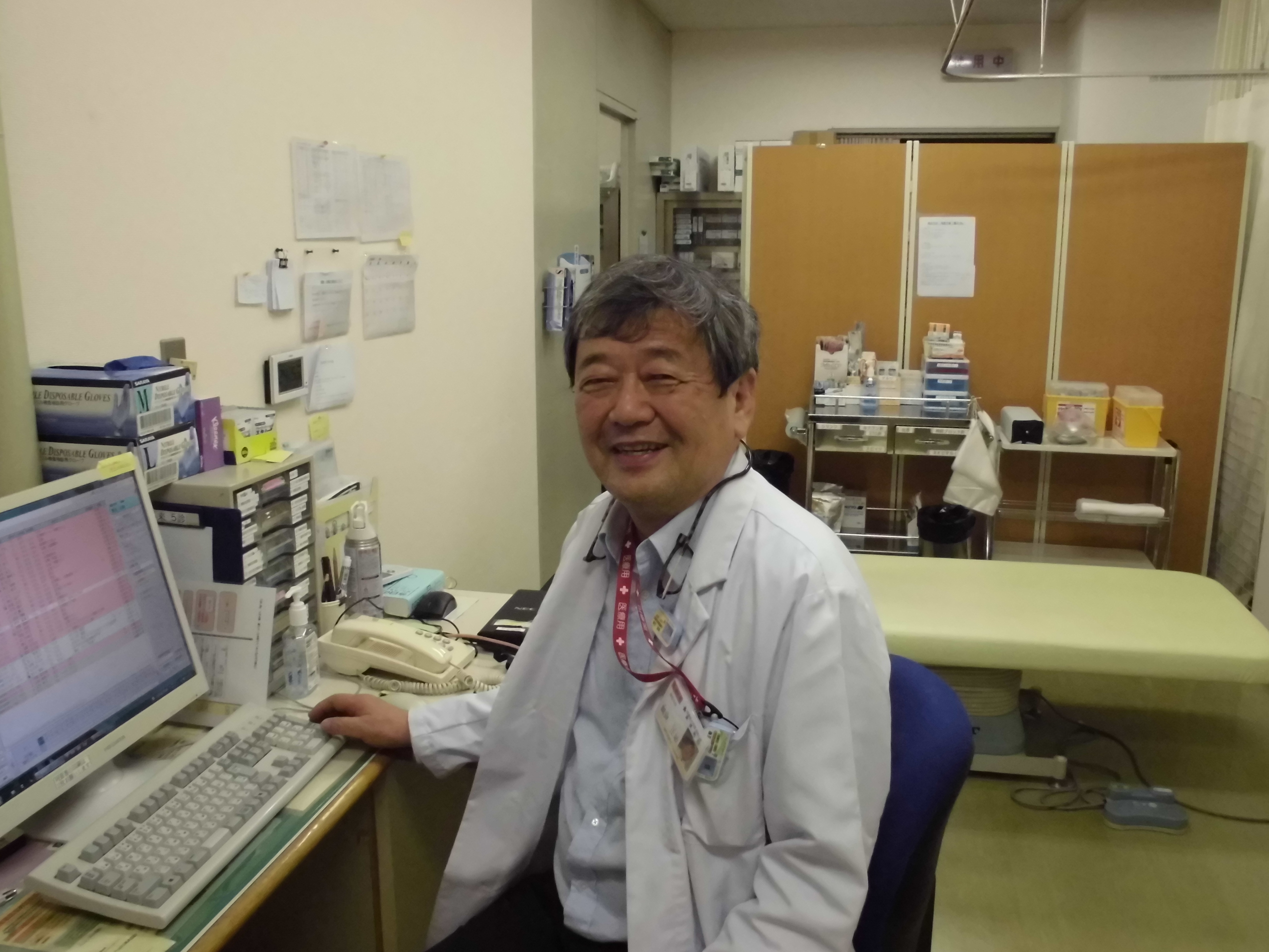鷲見先生が笑ってる写真